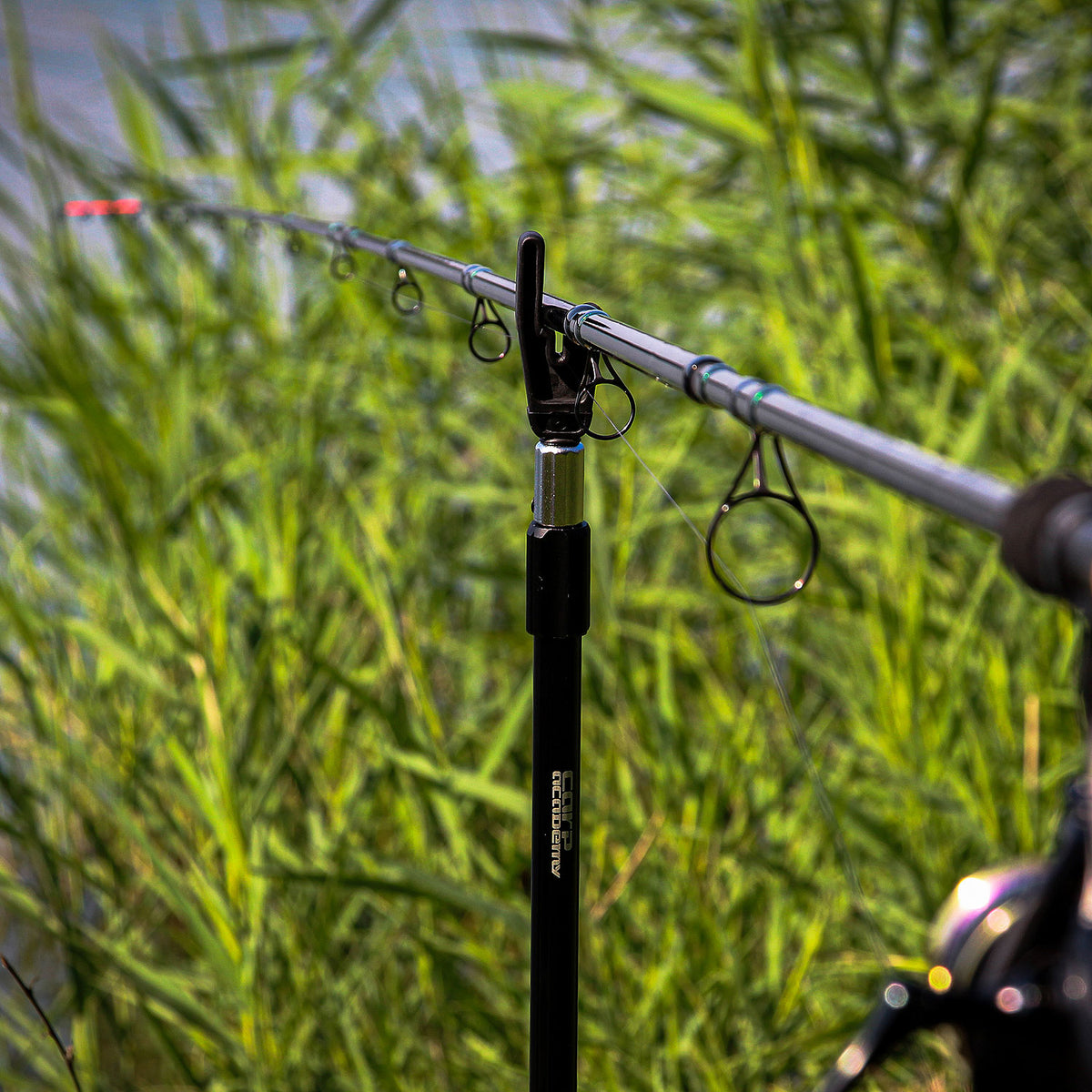 Nevis Feeder bottartó