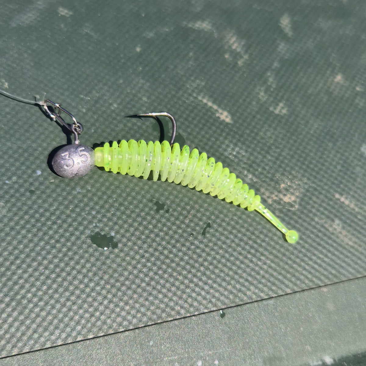 Reiva Tiny Worm 6cm 6db/cs (Flash Chartreuse)
